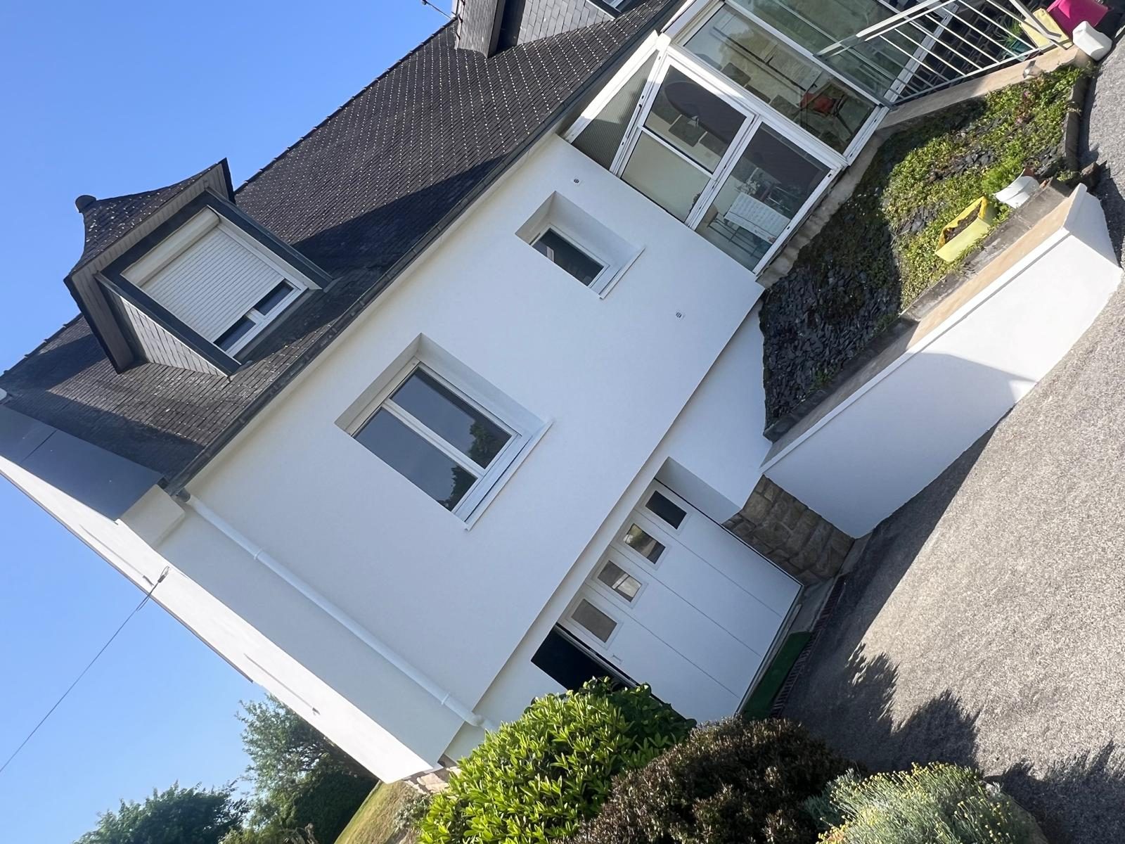 Façade beige en cours de ravalement