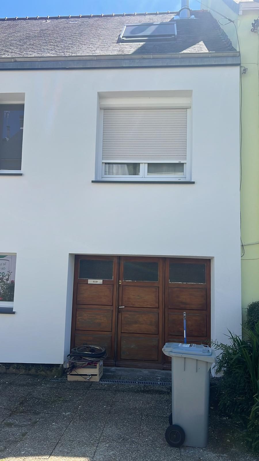 Façade blanche rénovée avec perron en pierre