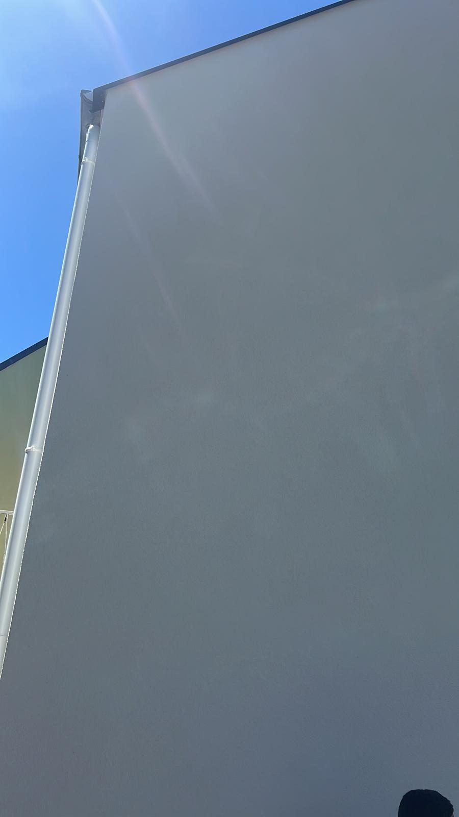 Finition d'un mur enduit